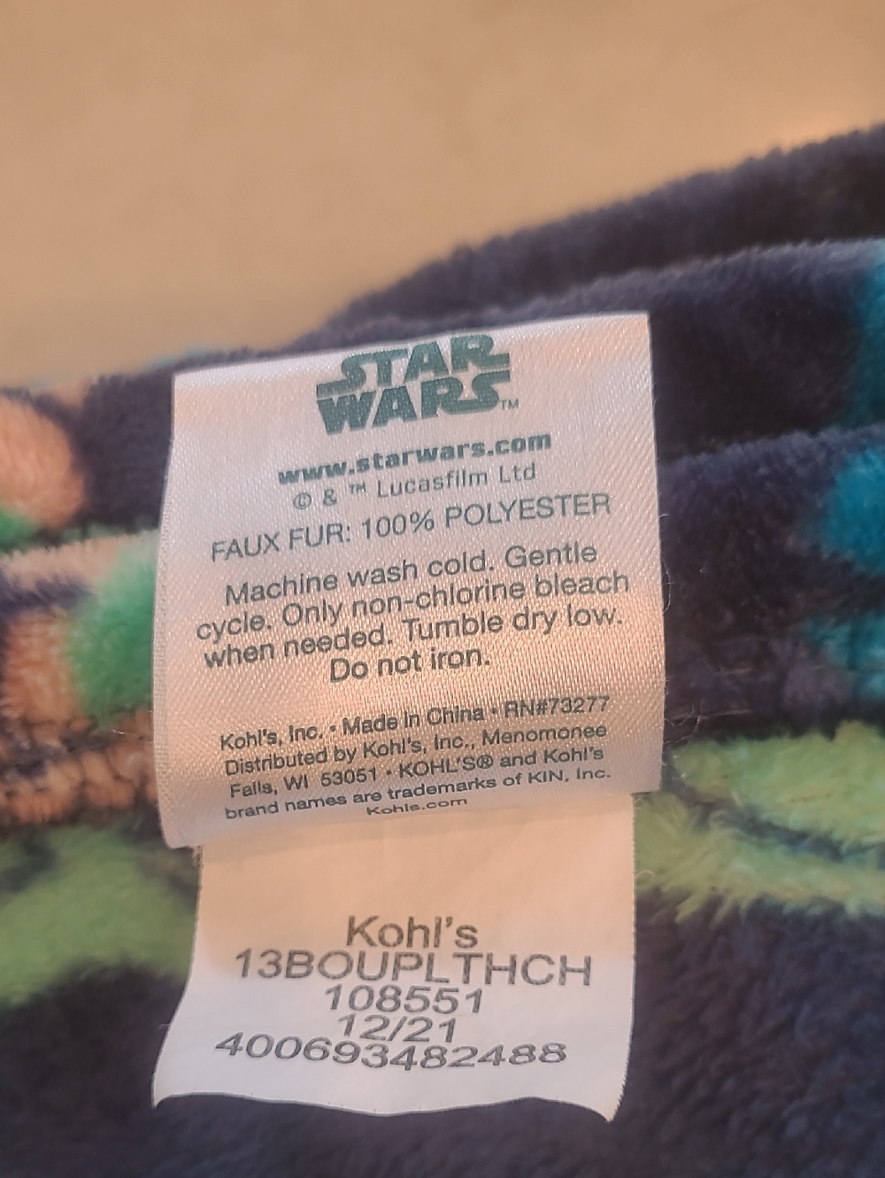 Star Wars Baby Yoda Plush Throw - Picture 3 of 3